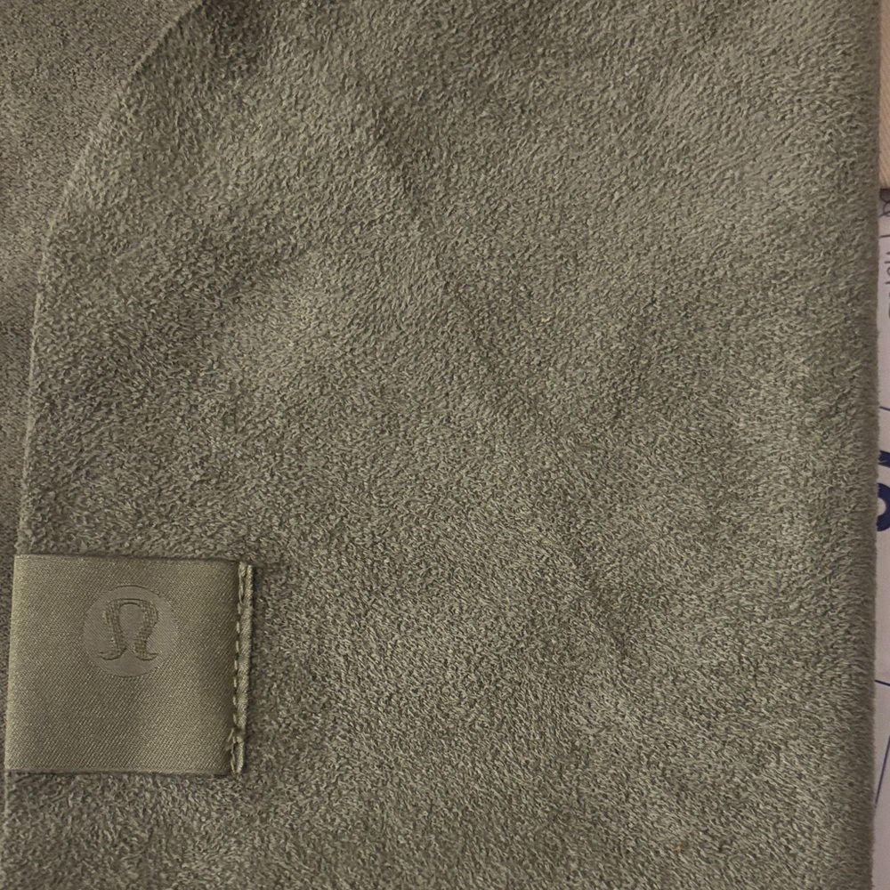 Lululemon 🆕 The (Small) Towel gray